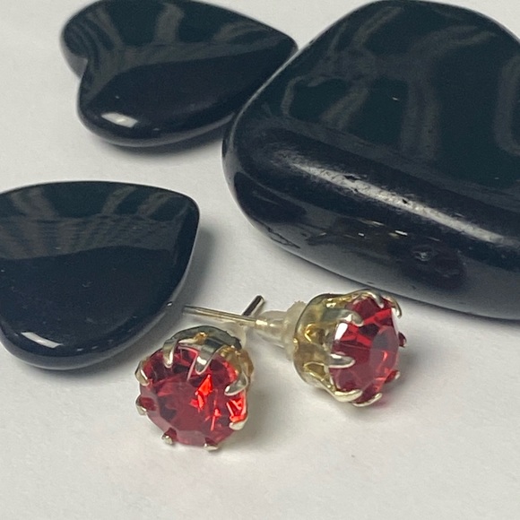 🎈Sale 🎈2 for $10 NWOT nerves worn red crystal look post earrings bright winter - Picture 1 of 5